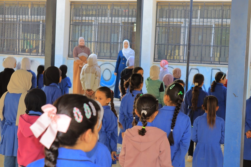 الحويدي تشارك طلبة المفردات الأساسية فعاليات الطابور الصباحي