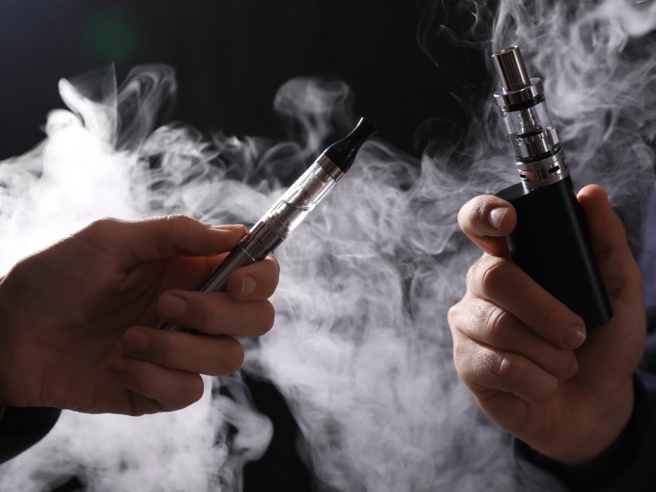 السجائر الإلكترونية.. موضة عصرية تحمل سمّاً صامتاً في أنفاسها