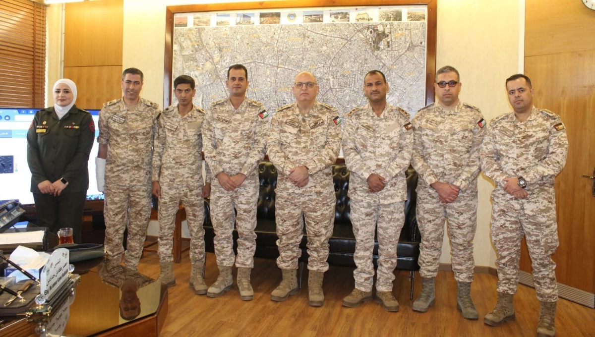 العميد المهندس معمر كامل حدادين يهنئ عدداً من ضباط مديرية المساحة العسكرية بمناسبة ترفيعهم