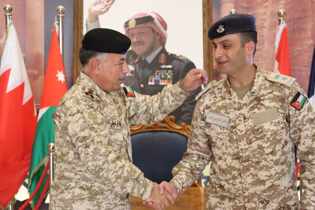 عمر العقاربة يهنئ المقدم الركن صادق بني عيسى بترفيع