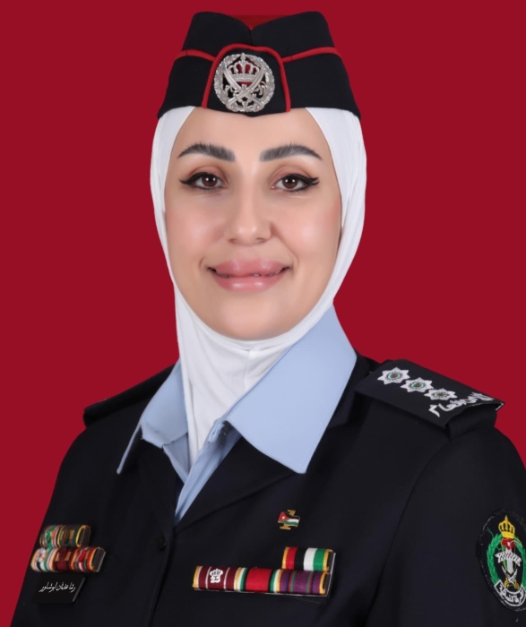 عدنان أبو شاور يهنئ ابنته النقيب رشا بمناسبة الترفيع لرتبة نقيب