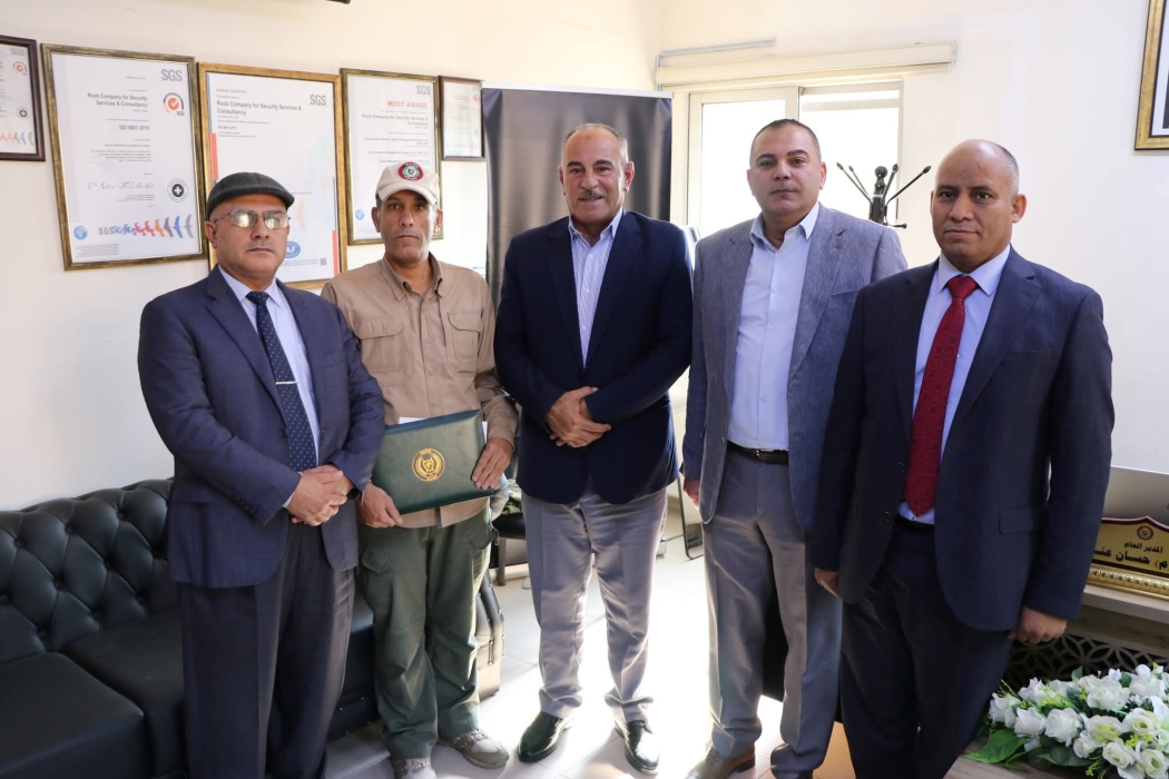 تكريم يليق بالموقف… أمانة موظف تُجسّد قيم “الصخرة للخدمات والاستشارات الأمنية”