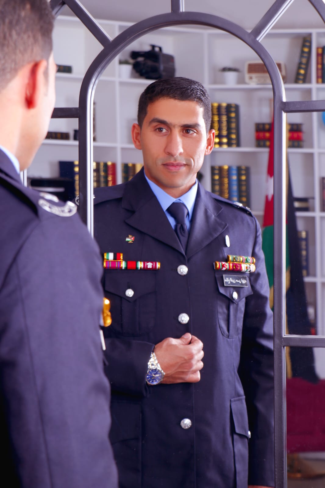 العميد المتقاعد حسن أبو زيد يهنئ ابنه صلاح الدين بترفيعه إلى رتبة ملازم في الأمن العام