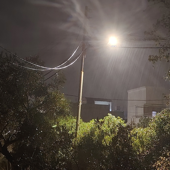 يحدث الآن بالصور ...بدء  تساقط أمطار الخير في بلدة حور باربد