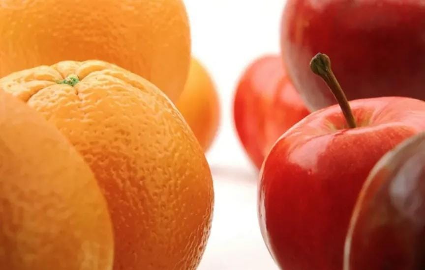 مقارنة علمية بين فوائد التفاح والبرتقال