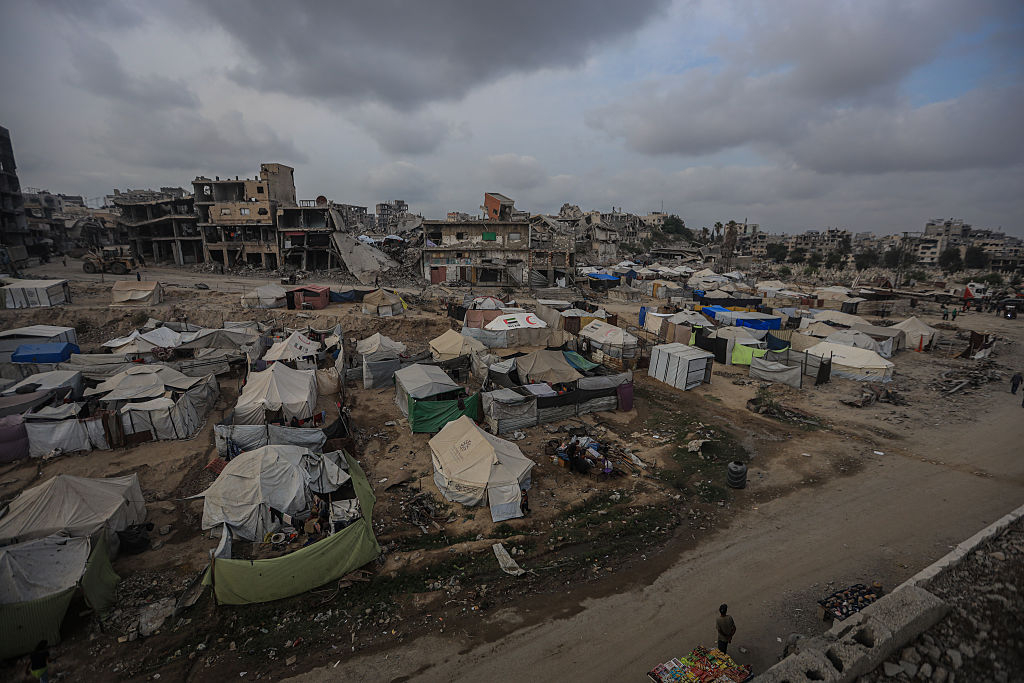 الاحتلال يقصف خلف الخط الأصفر في غزة وشهيد في اقتحامات بالضفة