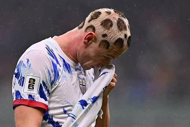 قصة شعر غريبة لجوليان رايرسون تثير الجدل خلال مواجهة النرويج وإيطاليا...صور