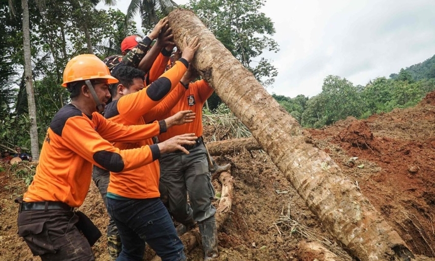 إندونيسيا: انهيارات أرضية تودي بحياة 18 وفقدان العشرات