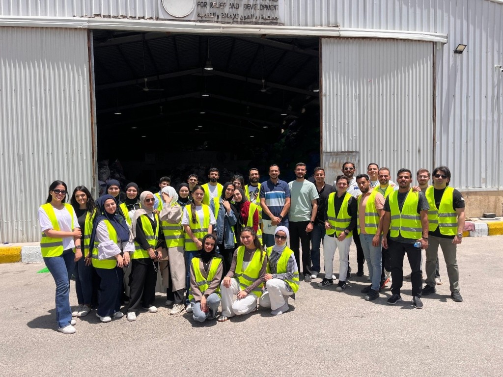 عمّان الأهليّة تنفذ حملة تطوعية لدعم بنك الملابس الخيري