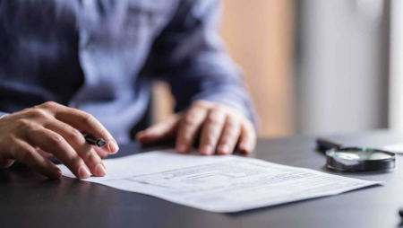 رجل يغير اسمه سنوياً لتجنب دفع نفقة طفله