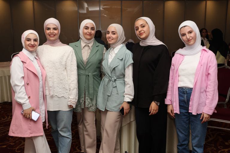 طالبات فيلادلفيا يطلقن بوسترًا توعويًا لتعزيز الوعي بسرطان الثدي...صور