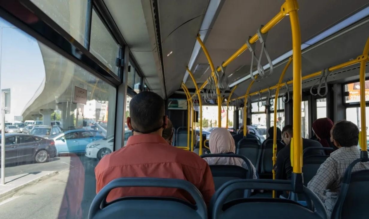نائب أردنية تطالب بتخصيص مقاعد للحوامل في وسائل النقل