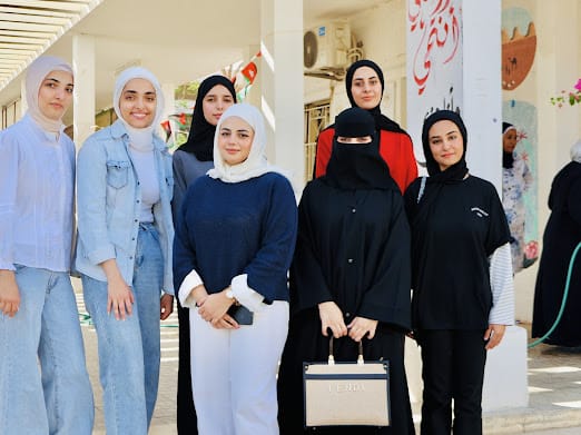 لمسات شابات  العقبة تعيد لمدرسة الشاملة رونقها وجمالها