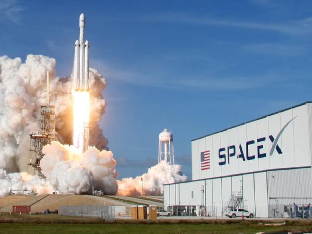 سبيس إكس الأمريكية تطلق 28 قمرا صناعيا من ستارلينك إلى الفضاء