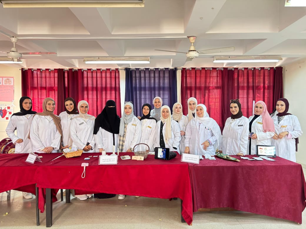 صيدلة الزرقاء تنظم نشاطًا توعويًا في مدرسة رقيّة بنت الرسول للبنات