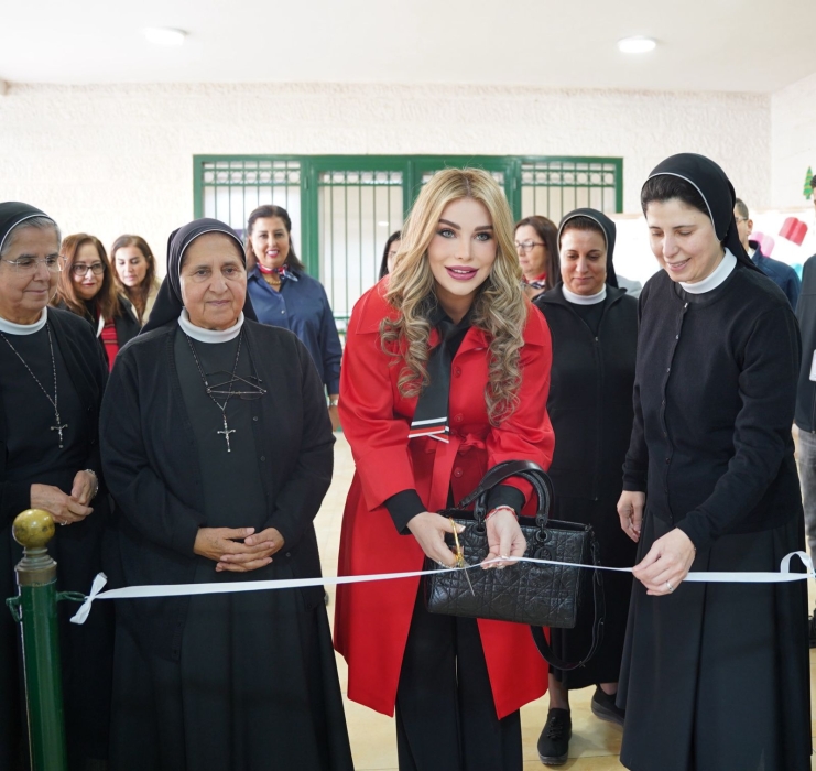 الأديبة الدكتورة سارة طالب السهيل تفتتح معرض “من الصفحة إلى الحياة” في مدرسة راهبات الوردية