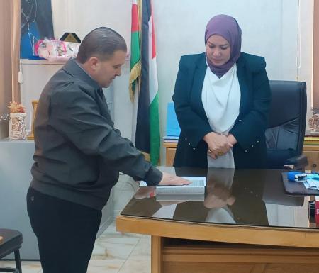 لجنة الامتحانات يؤدّون القسم أمام مديرة التربية والتعليم للواء بني كنانة