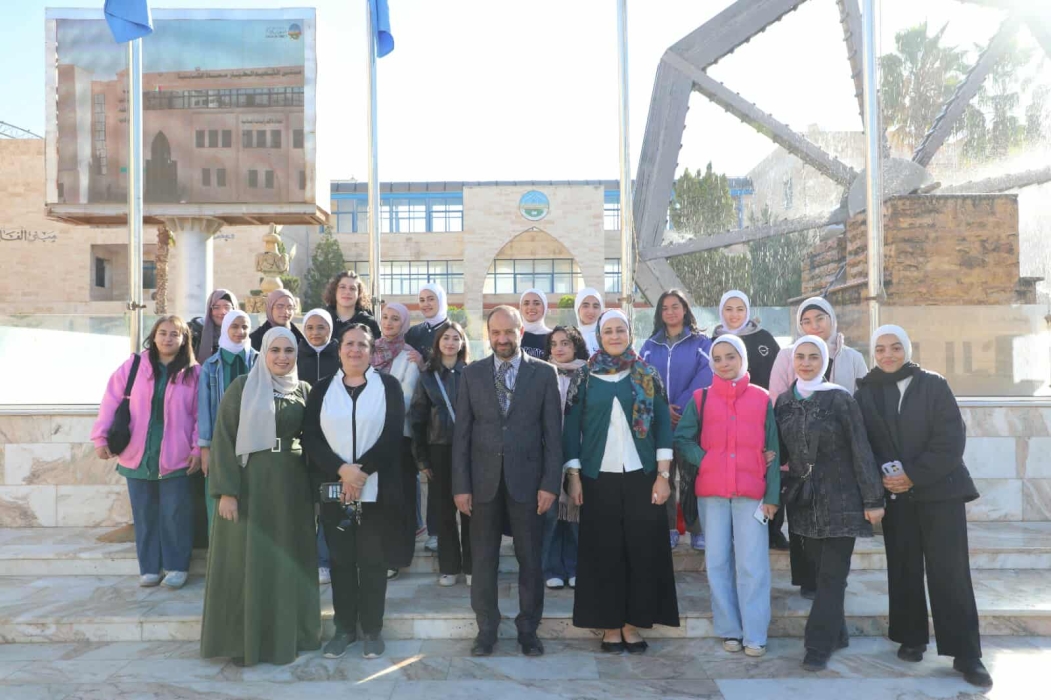 جامعة الزرقاء تستقبل وفدًا طلابيًا من مدرسة بدر الثانوية للبنات