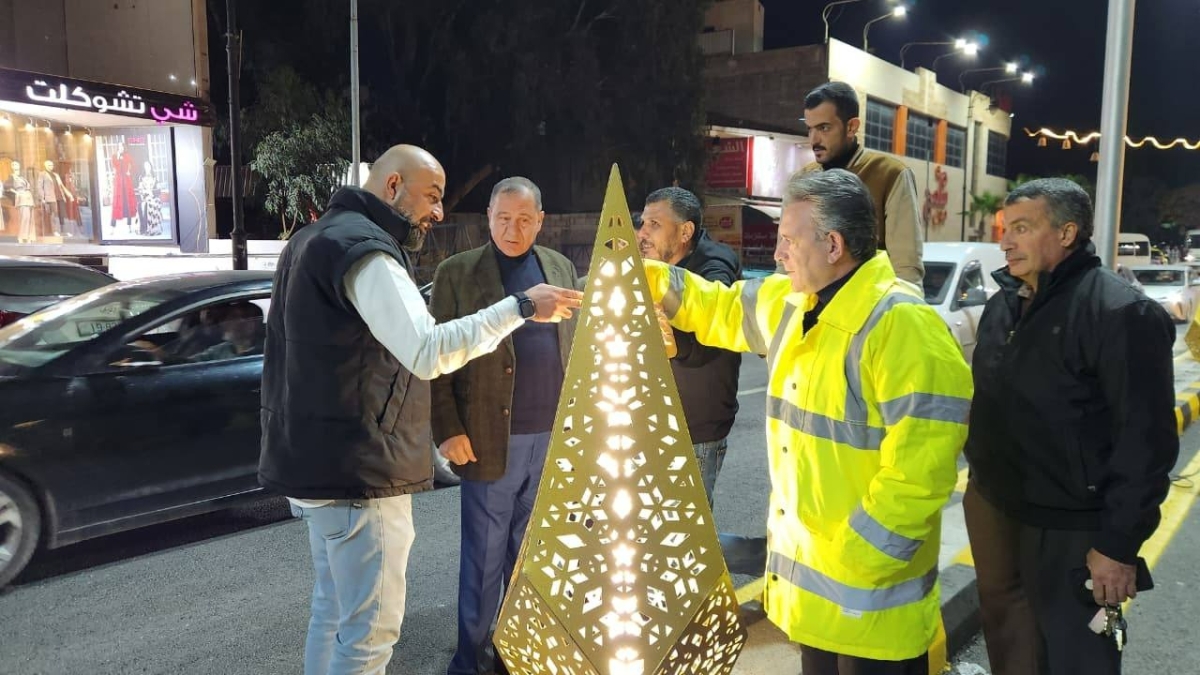 بلدية جرش تضيء مدخل المدينة السياحي وترفع 25 سارية علم أردني