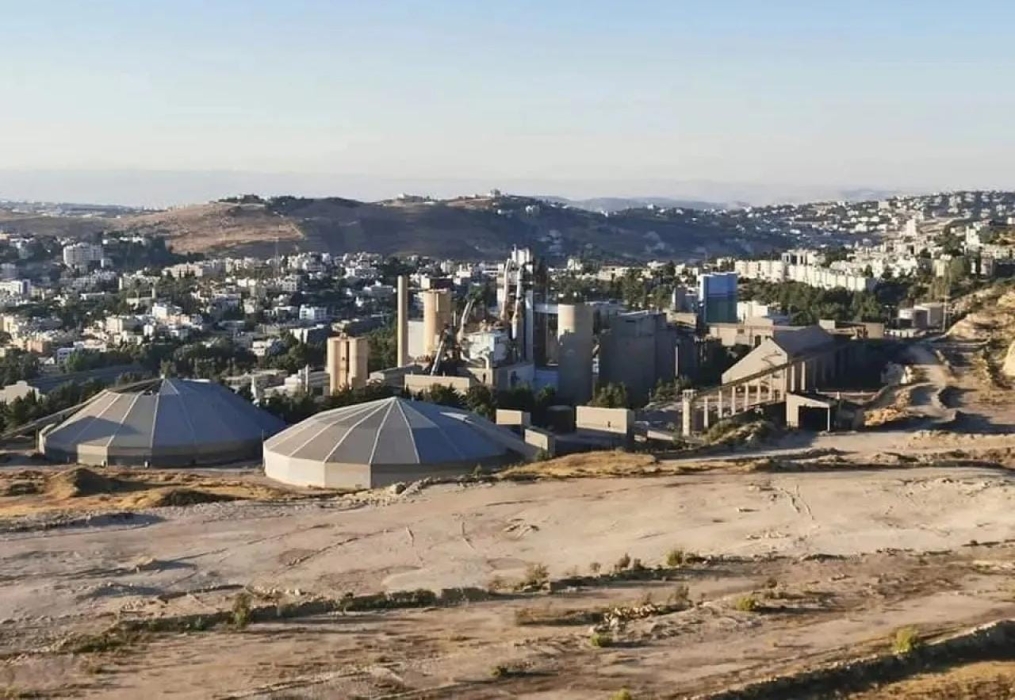 تجميد رخص الإعمار على أراضي مصنع الإسمنت بالفحيص