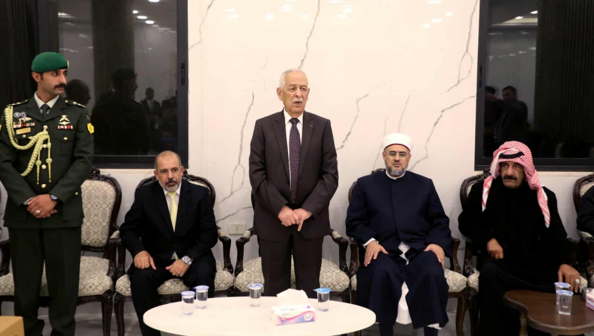 *مندوبا عن الملك وولي العهد. العيسوي يعزي الدويكات والمناصير عباد