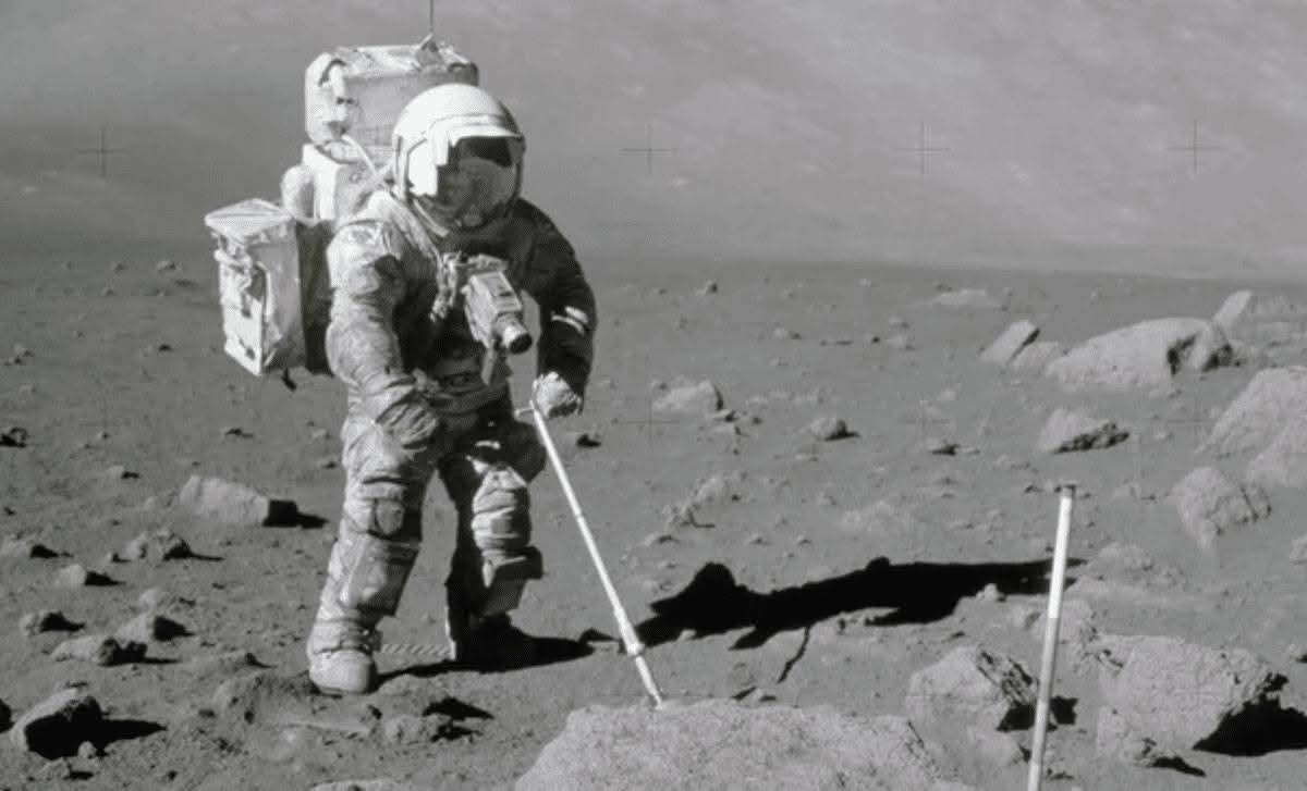 علماء يفتحون صخرة قمرية عمرها 50 عاماً.. ماذا وجدوا؟