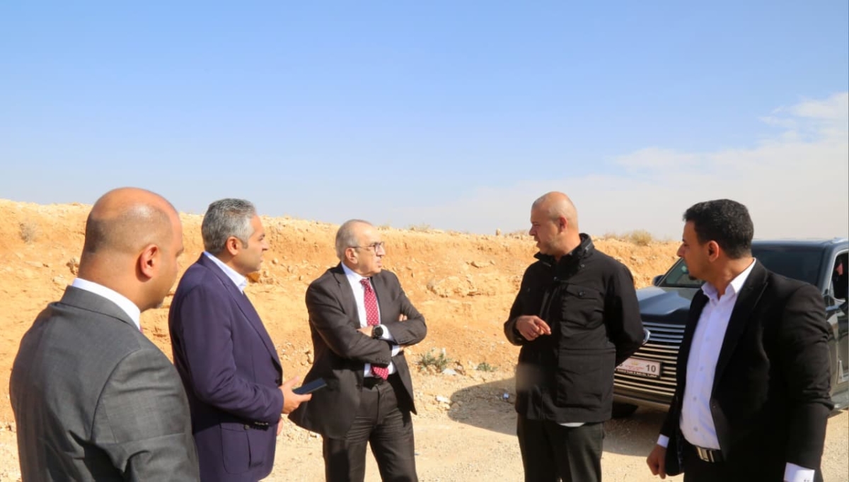 وزير الأشغال يطلع على خطط صيانة طريق منشية بني حسن