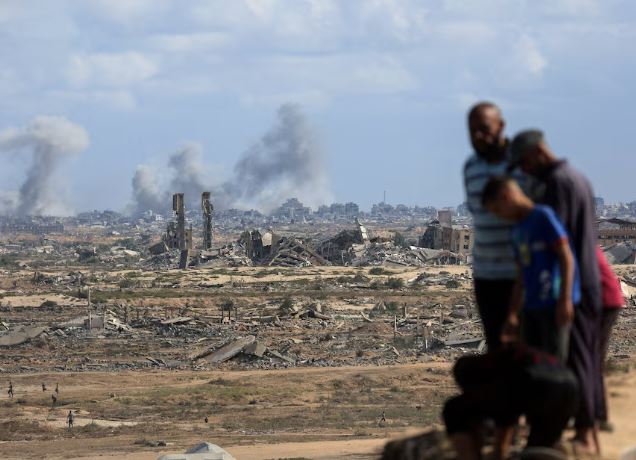 الاحتلال يواصل غارته داخل “الخط الأصفر” في غزة واقتحامات واعتقالات بالضفة