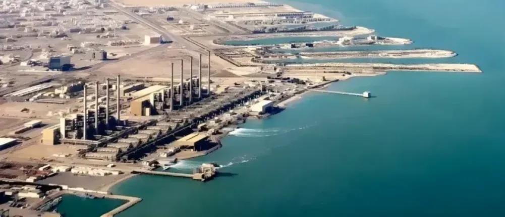 كيف غيّرت تحلية المياه في السعودية شكل الصحراء وأنشأت “أنهارًا صناعية” تخترق الجبال؟