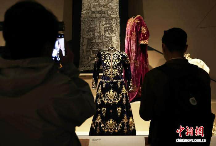 من شمال إفريقيا إلى شرق آسيا… تألّق الأزياء الذهبية التقليدية في متحف تشنغدو...صور