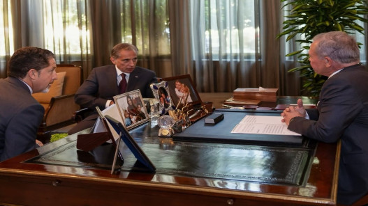 الديوان الملكي ينشر صورة للملك خلال اجتماعه مع رئيس الوزراء