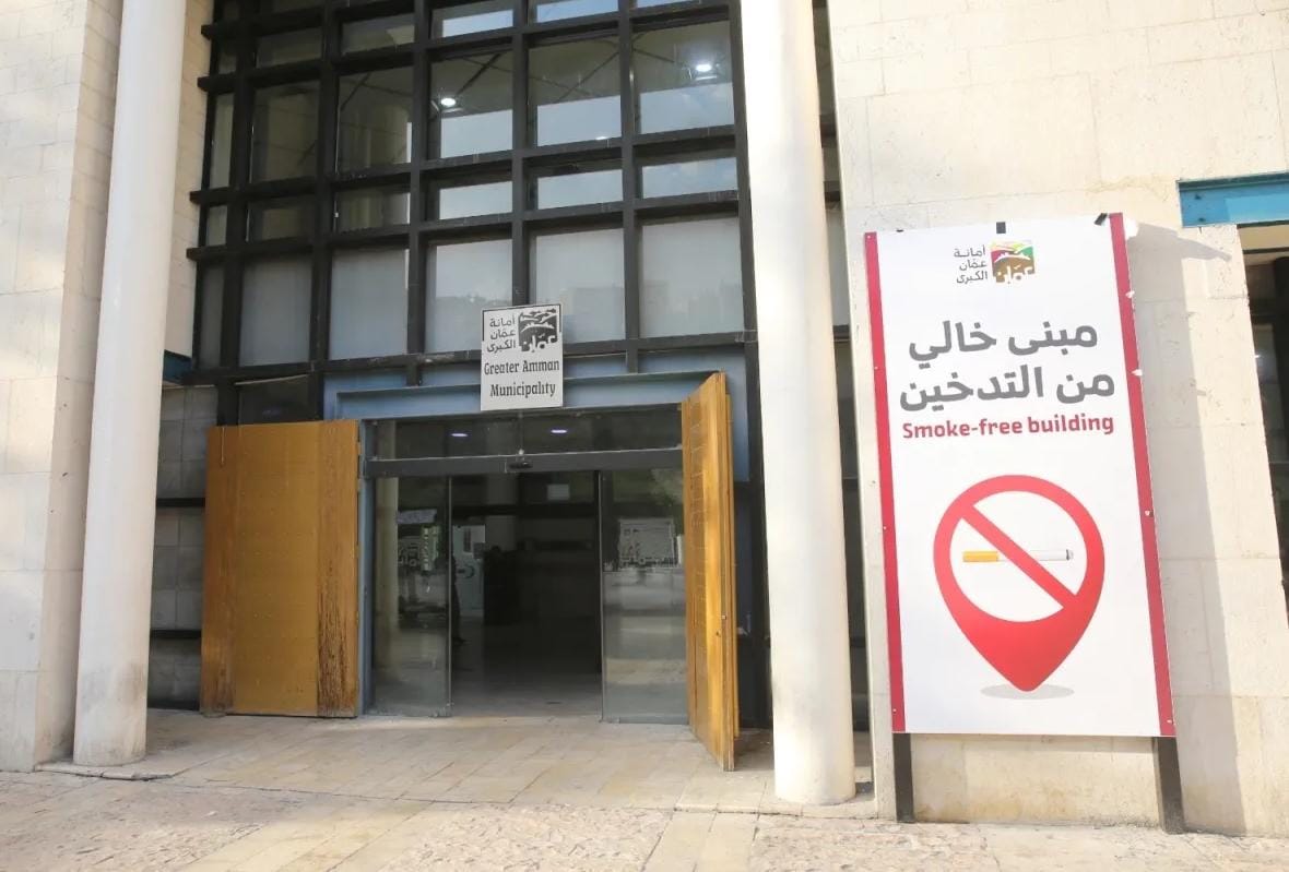 تركيب لوحات (مبنى خالٍ من التدخين) في مباني امانة عمان