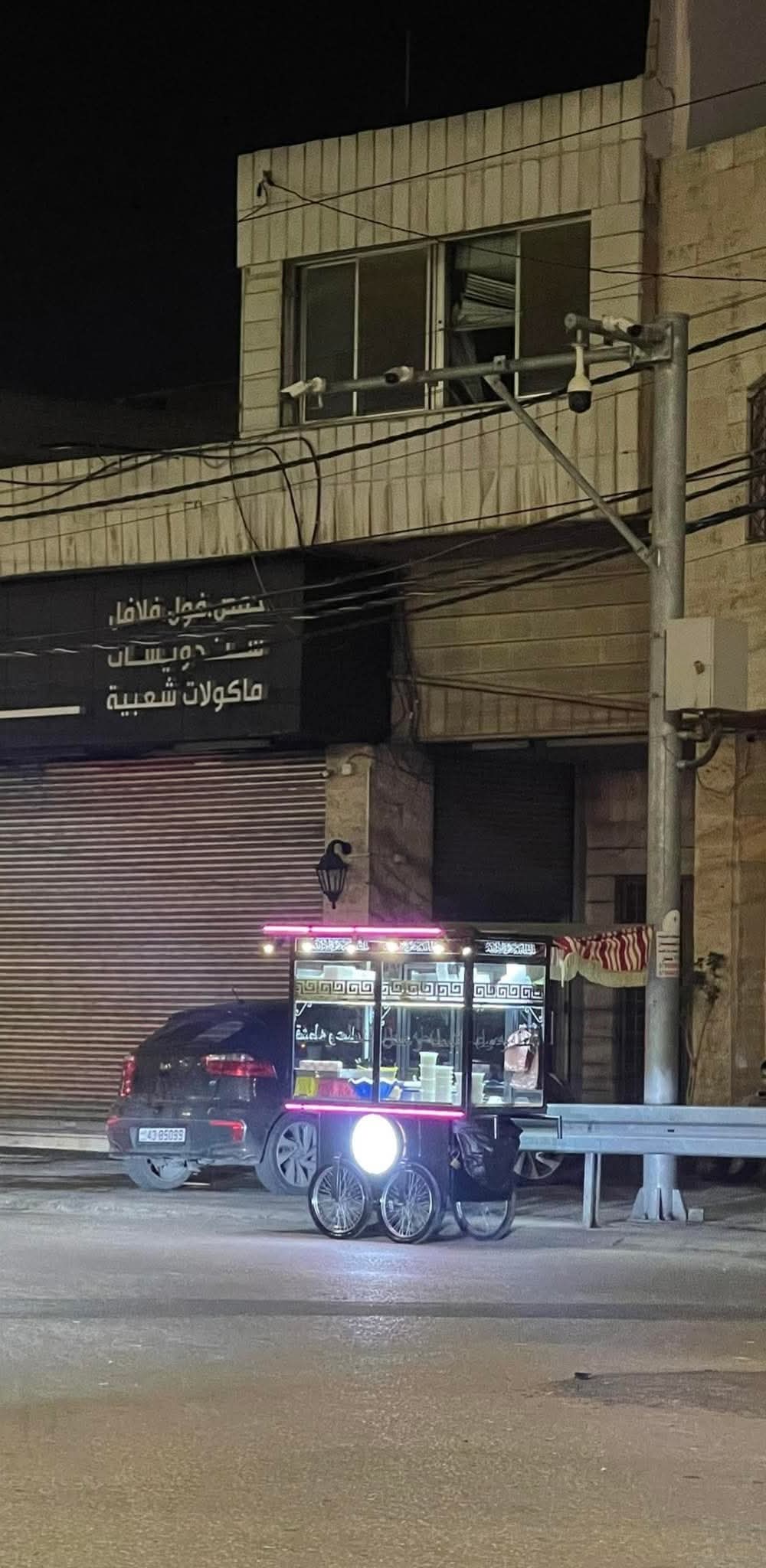 شاب يكافح برد الليل لكسب رزقه الحلال