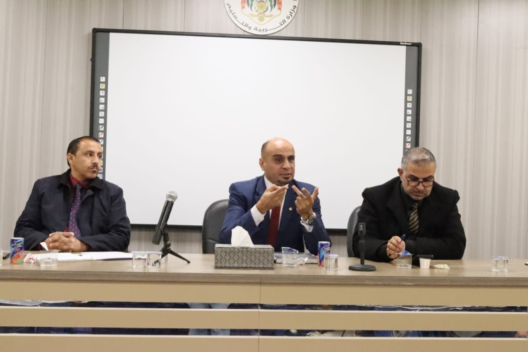 النعيمات يجتمع بمدراء ومديرات المدارس في مدرسة ام عمارة الثانوية المختلطة الشاملة