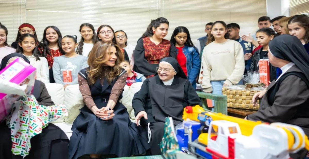 الملكة رانيا تشارك أطفال جمعية مار منصور الخيرية احتفالهم بعيد الميلاد المجيد