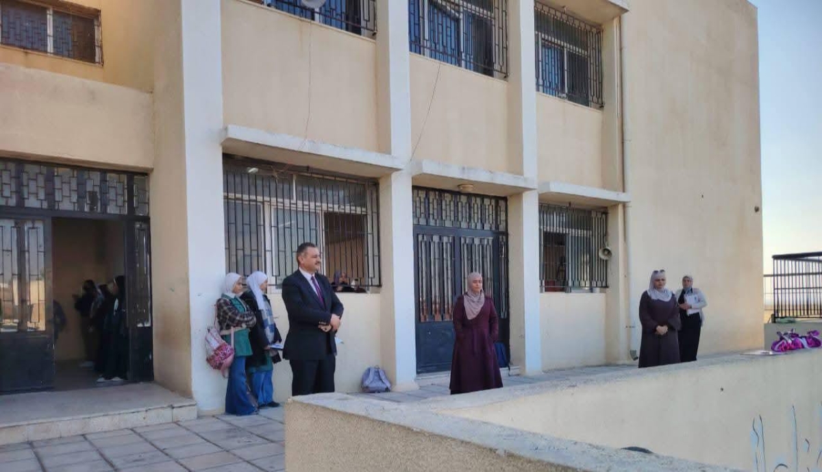 الجريري يشارك الطلبة فعاليات الطابور الصباحي في مدرسة اللبن الثانوية الشاملة المختلطة.