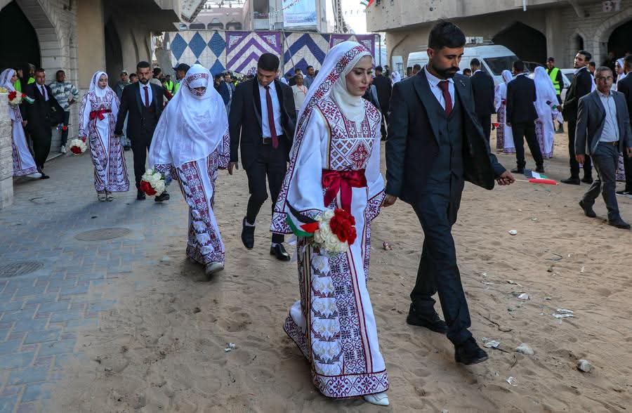 فرح جماعي في غزة: 54 عريسًا وعروسًا يحتفلون بزفافهم في خان يونس...صور
