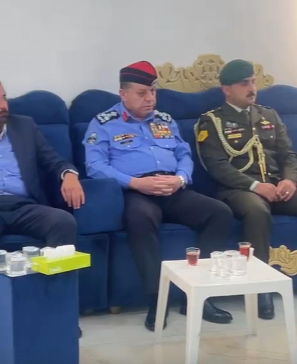 مدير الأمن العام بالإنابة والمساعدون يقدمون واجب العزاء لقبيلة بني صخر بوفاة والدة المحافظ حاكم الخريشا