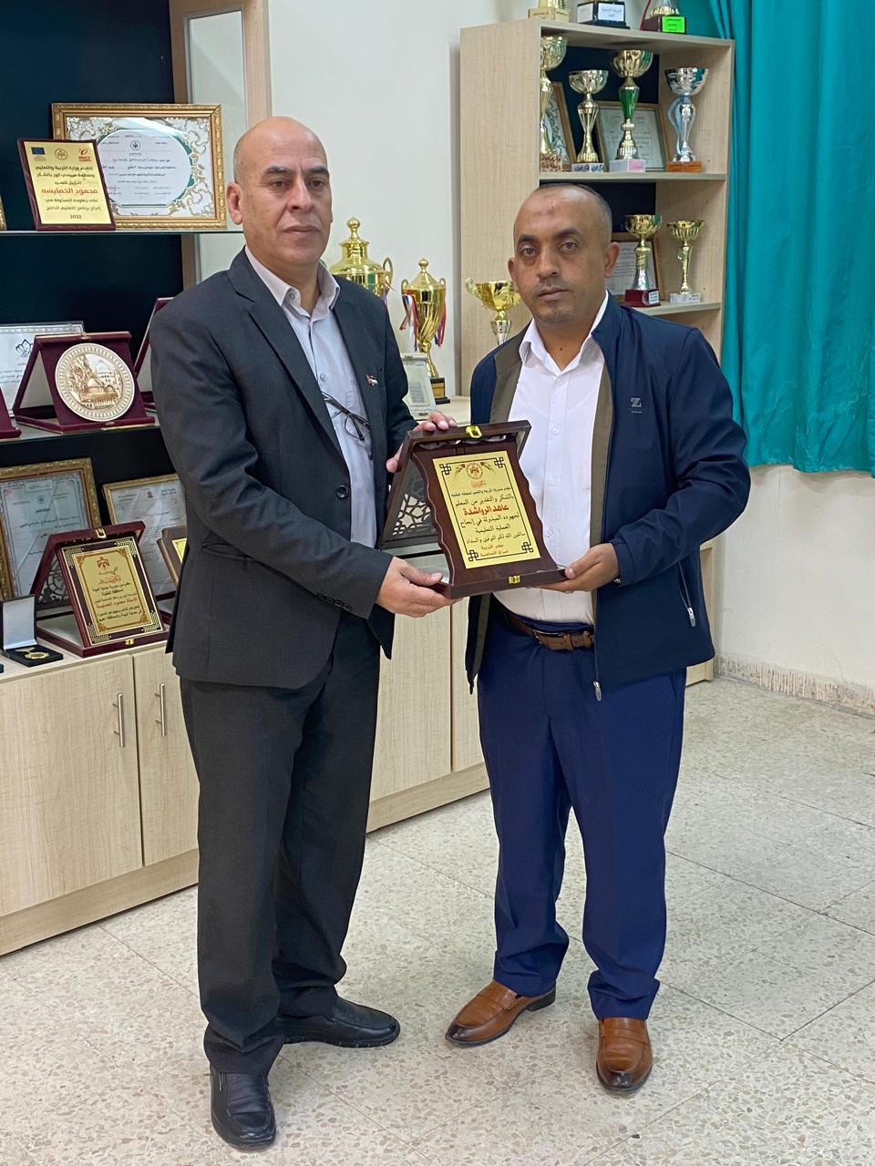 ‏اللصاصمة يكرم الأستاذ عاهد الرواشدة