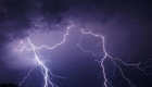 “الأرصاد” تحذر من خطورة البرق القادم من السحب