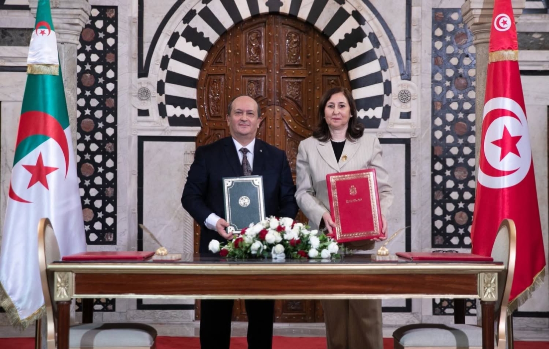 تونس والجزائر توقعان عددا من الاتفاقيات في إطار التعاون بين البلدين
