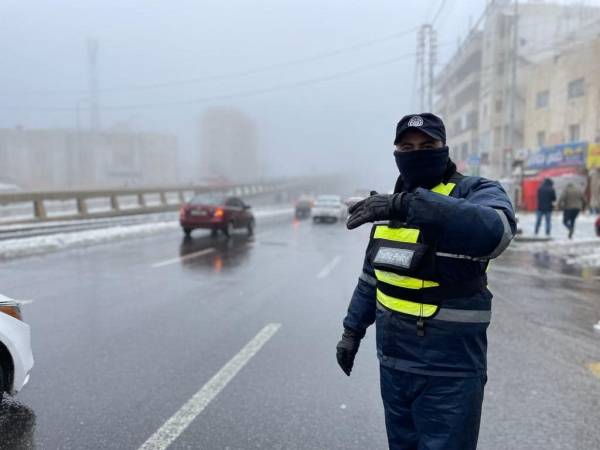 الدوريات الخارجية تدعو السائقين لتوخي الحيطة والحذر بسبب الضباب