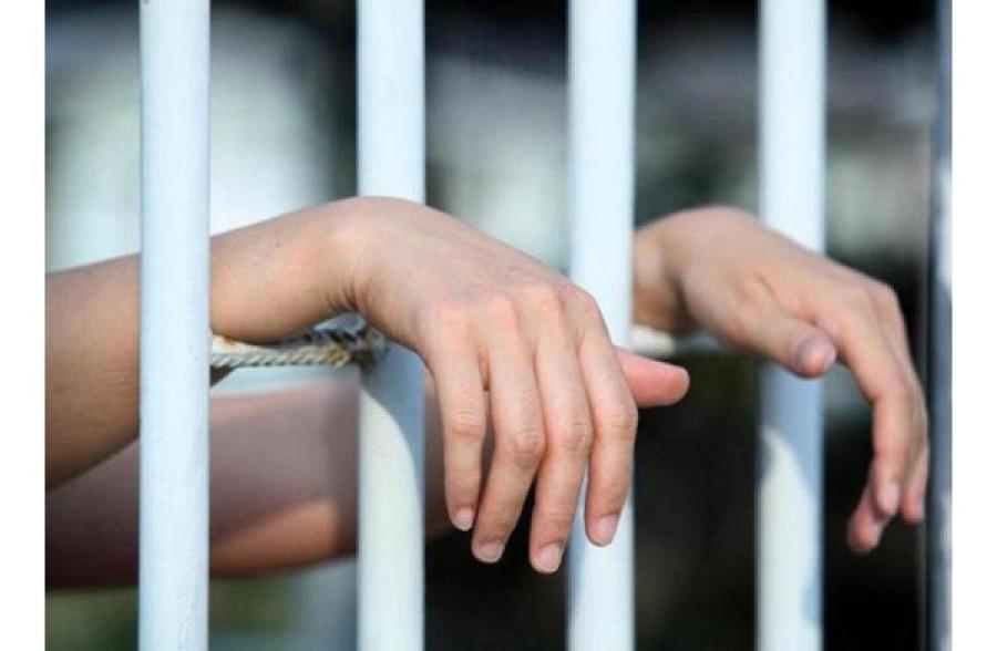 القبض على حَدَثَيْن مُتّهَمَيْن بسرقة مصوغات ذهبية وأموال في عمان  تفاصيل