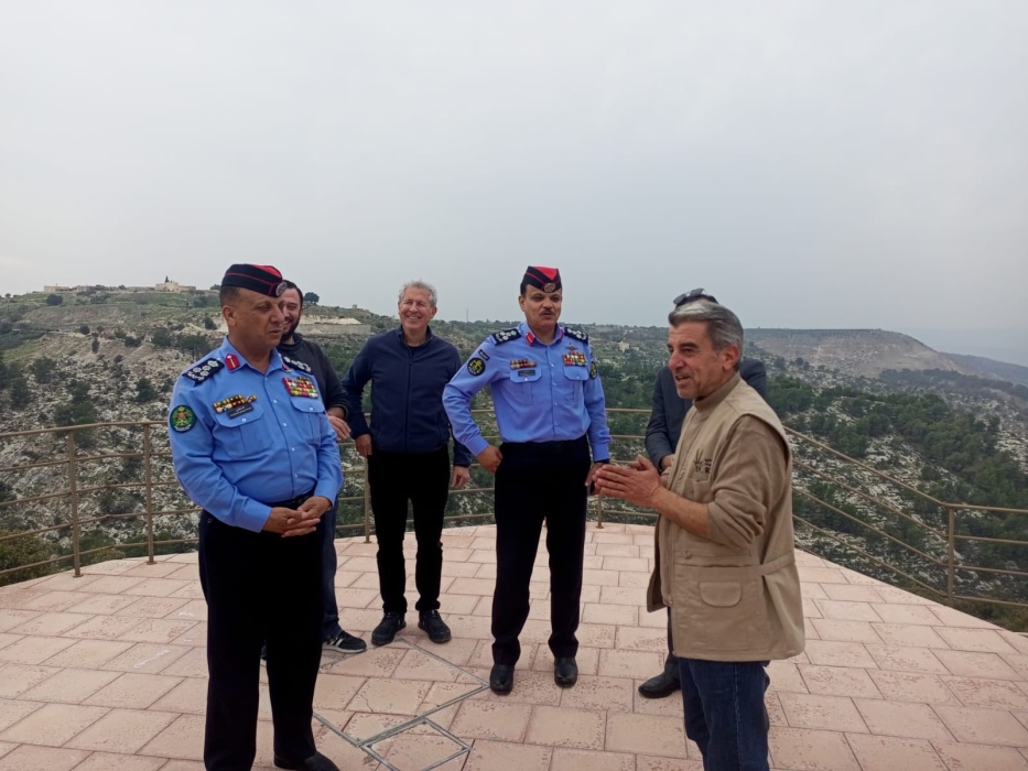 محمية غابات اليرموك للمحيط الحيوي تستقبل قيادات أمنية للاطلاع على برامجها ومشروع النزل البيئي