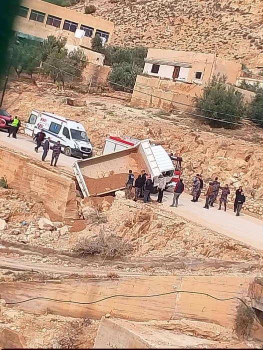 تدهور قلاب في منطقة بلدك العراق بمحافظة الكرك المتضررة من السيول