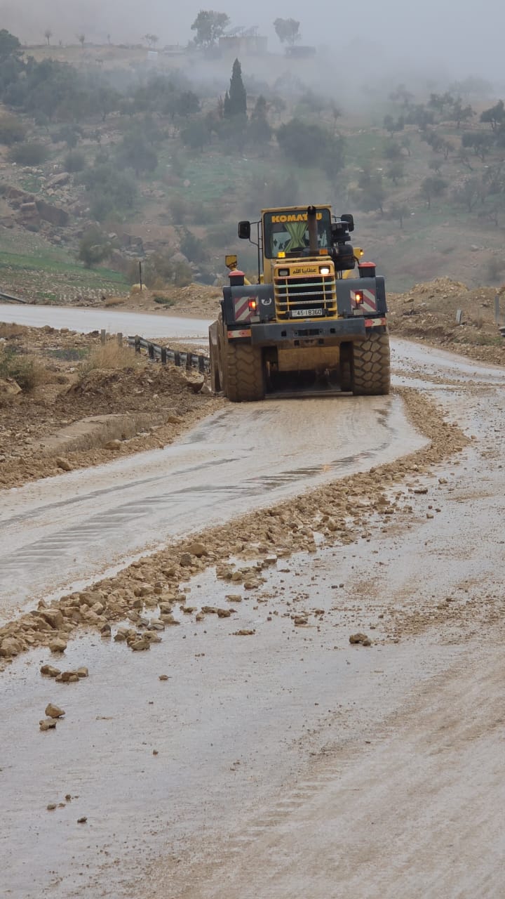 تدخل كوادر أشغال الكرك بعد انجرافات على طريق العبدلية والرسيس