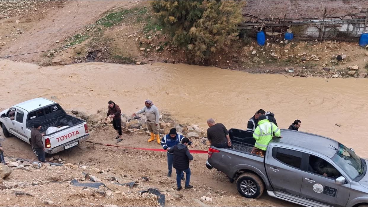 كوادر وآليات بلدية الهاشمية الجديدة تتعامل مع الأحوال الجوية...صور