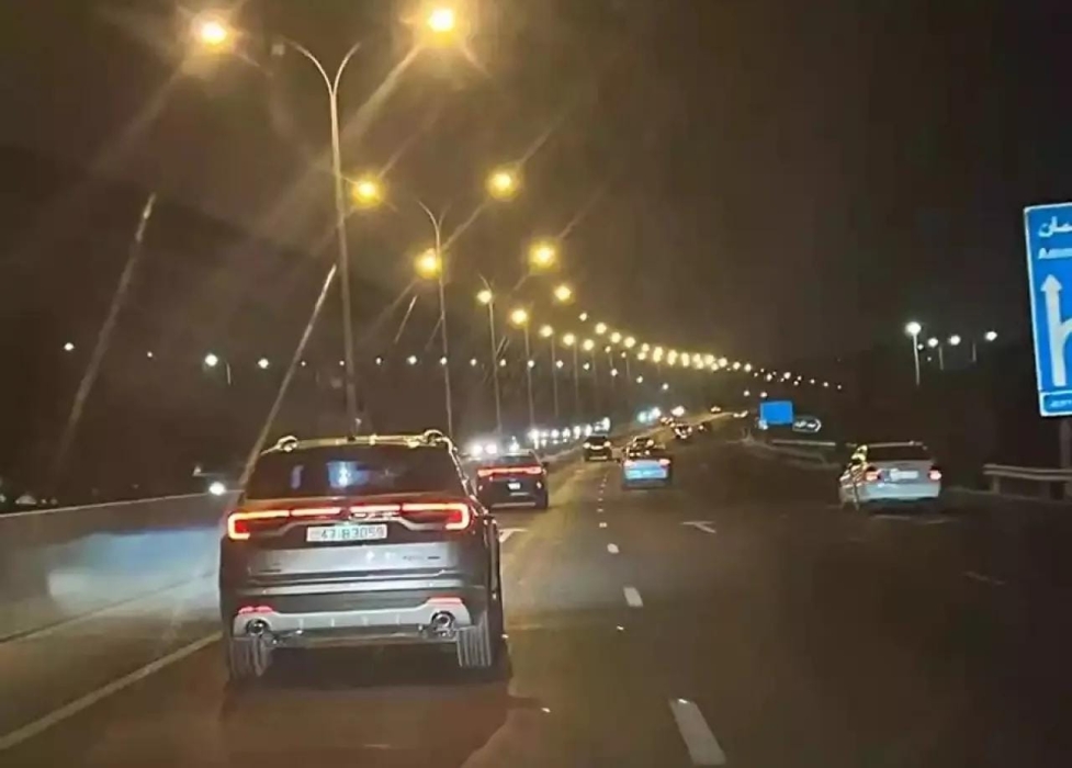 وزارة الأشغال: تكلفة صيانة إنارة طريق الـ100 تبلغ 1.250 مليون دينار