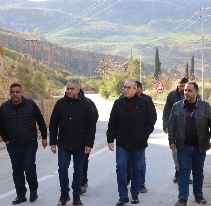 أبو السمن يتفقد طريق وادي شعيب ويوجه بإغلاقه لعدة أسابيع لمعالجة الانهيارات الجبلية...صور