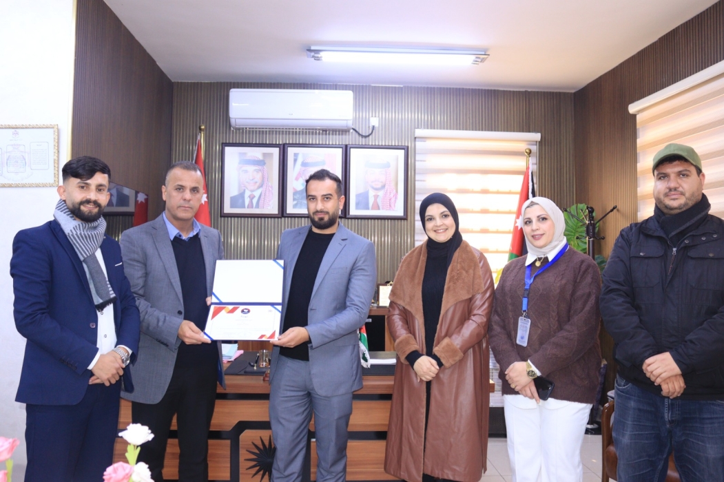 الهديرس يكرم المعلم الدراوشة لحصوله على المركز الثالث في مسابقة مسرح المناهج على مستوى إقليم الوسط أ.